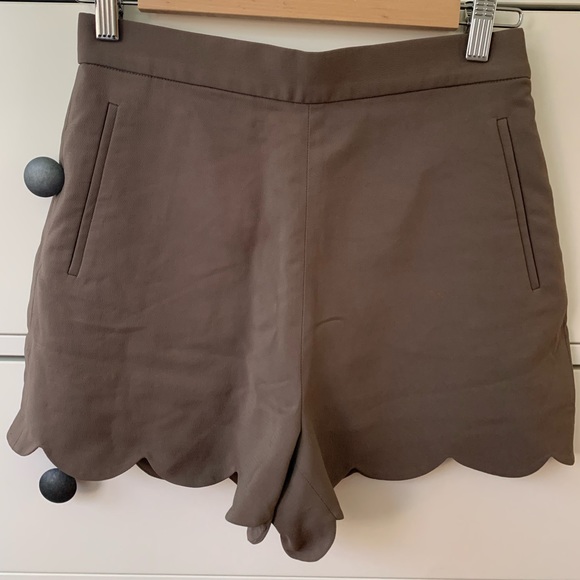 Aritzia Scalloped Shorts - Picture 2 of 4